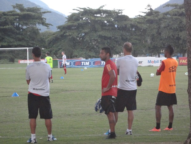 Ibson e Léo Moura acompanham treino do Ajax no Ninho do Urubu (Foto: Fábio Lima / Globoesporte.com)