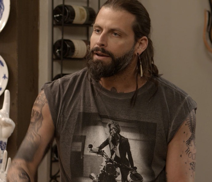 Ralf, cheio de atitude, quer saber tudo sobre a viagem de Milena e Loretta (Foto: TV Globo)