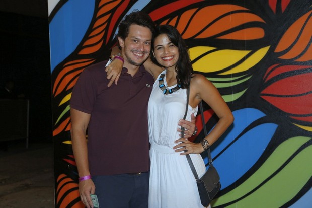 Emanuelle Araújo com o marido em show no Rio (Foto: Roberto Filho/ Ag. News)