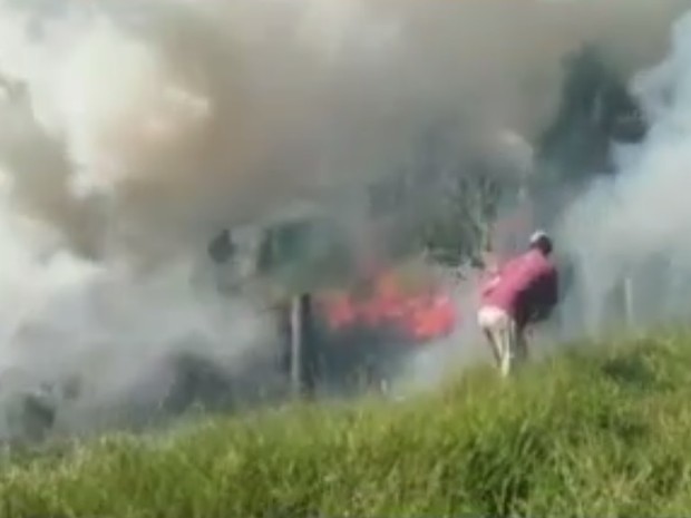 Produtor apaga chamas em terreno de Jarinu (Foto: Reprodução/TV TEM)
