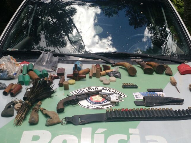 Armamento, materiais para caça e munições foram encontrados na zona rural de Cunha (Foto: Divulgação/Polícia Ambiental)