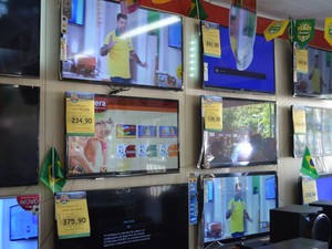 Lojistam apostam em super ofertas para venda de TVs no primeiro dia do mundial (Foto: Denis Henrique/G1)