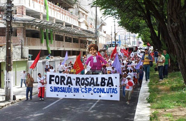Manifestantes bloquearam a Av. Hermes da Fonseca (Foto: Henrique Dovalle/G1)