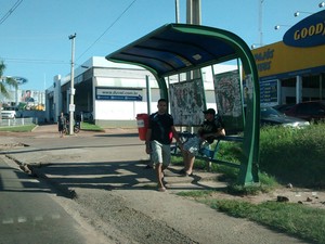 Paradas de ônibus praticamente vazias em São Luís (Foto: Igor Almeida/G1)