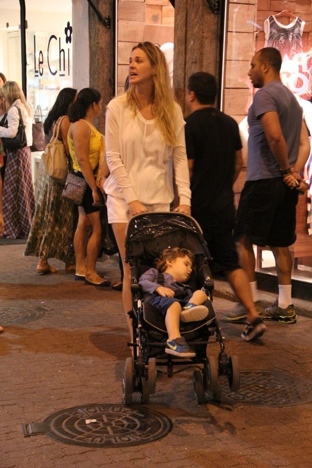 Letícia Birkheuer com o filho  (Foto: Rodrigo dos Anjos / AgNews)