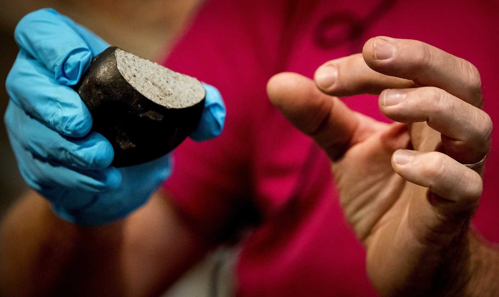 Meteorito tem tamanho de um punho fechado e pesa cerca de 500 gramas (Foto: Koen van Weel / ANP / AFP )