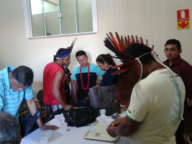 Indígenas comemoram a aprovação das reivindicações (Foto: Bena Santana/G1)