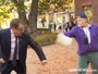 Idoso é multado por jogar estrume de cavalo em político neozelandês Idoso é multado por jogar estrume de cavalo em político neozelandês