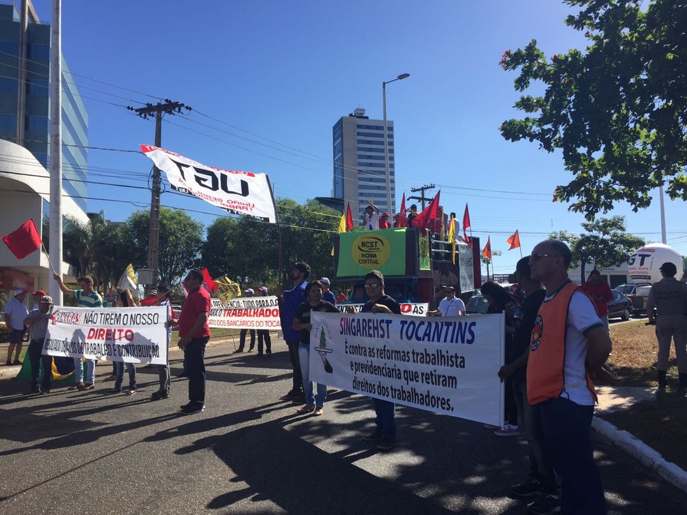 Participam do ato pessoas ligadas a centrais sindicais (Foto: Mary Araújo/TV Anhanguera)