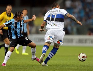 Adriano e Braian Rodríguez Grêmio x Huachipato (Foto: AFP)