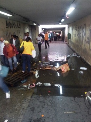 Alagamento prejudicou passagem pelo túnel da Rua Doze de Outubro. (Foto: Andréa Alves/VC no G1)