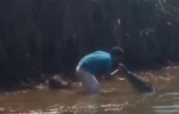 Homem foi filmado beijando crocodilo enorme (Foto: Reprodução/YouTube/Michael B)