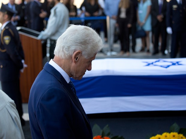 Ex-presidente dos Estados Unidos Bill Clinton presta homenagem ao ex-presidente Shimon Peres, que morreu aos 93 anos (Foto: Ariel Schalit/AP)