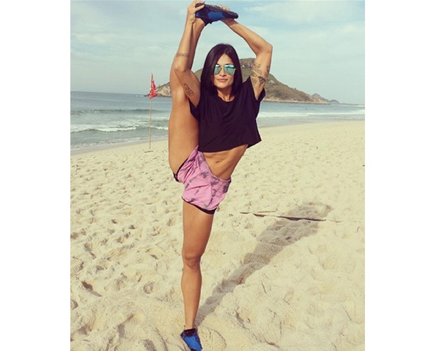 Aline Riscado mostra sua elasticidade antes de treino aeróbico (Foto: Arquivo Pessoal)