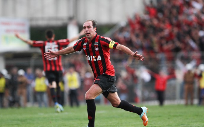 Paulo Baier gol Atlético-PR (Foto: Geraldo Bubniak / Ag. Estado)