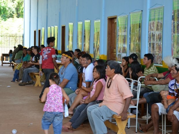 Índios aguardam para serem atendidos durante ação cívico social (Foto: Paula Casagrande/G1)