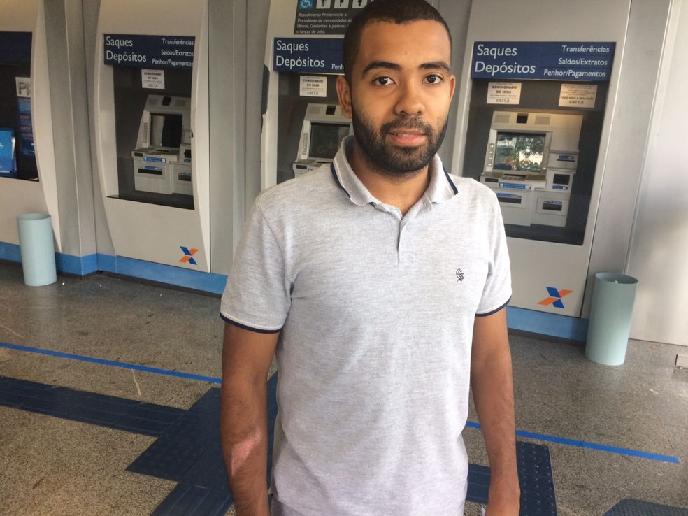 Danilo Vieira teve dificuldade para descobrir o saldo das suas contas inativas. (Foto: Luiza Tenente/G1)
