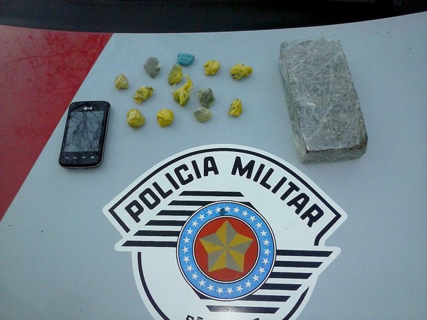 Menor confessou a propriedade e venda da droga (Foto: Polícia Militar / Cedida)