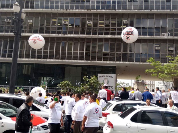 Manifestação de taxistas contra Uber trava ruas do Centro de São Paulo (Foto: Roney Domingos/G1)