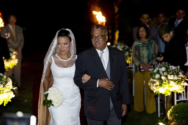 Ines Caroliana e o pai duranet o casamento (Foto: Bruno Romão/Divulgação)
