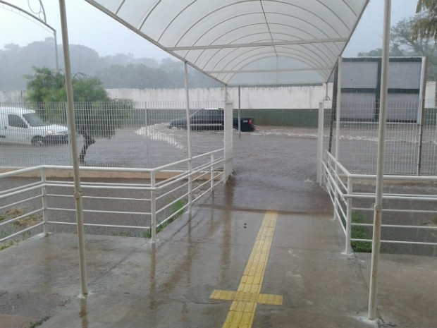 Entrada do centro do educando ficou inundada (Foto: TEM VocÃª)