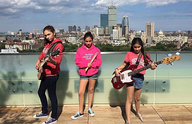 Graças a doações, as meninas foram à Boston participar de um programa de verão de uma escola de música, Berklee (Foto: thewarningband.com) Graças a doações, as meninas foram à Boston participar de um programa de verão de uma escola de música, Berklee (Foto: thewarningband.com)