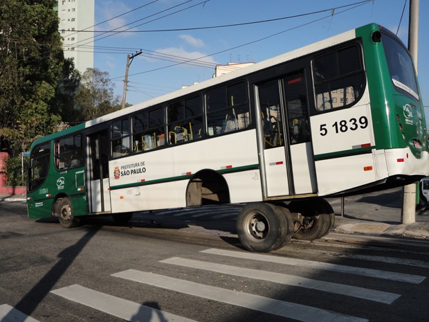 Eixo de ônibus sai do lugar na Vila Industrial, na Zona Leste de São Paulo (Foto: Edison Casagrande/VC no G1)