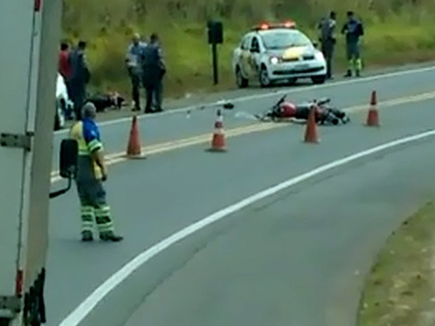 G1 Motociclistas batem de frente em rodovia de São Pedro e morrem