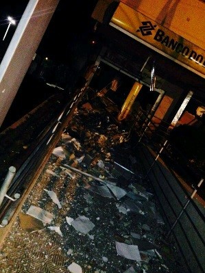 Agência do Banco do Brasil na cidade de Apodi foi detonada com dinamite (Foto: Marcos Gil)