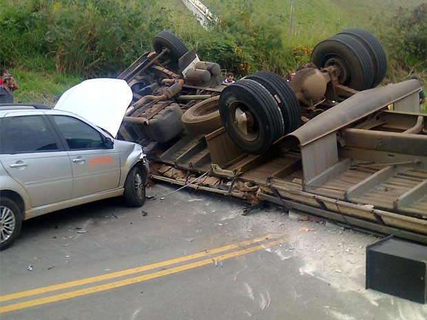 G1 Caminhão concreto tomba e atinge dois carros na BR 491