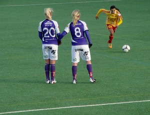 Marta em ação contra duas jogadoras do Jitex em partida do Tyresö pelo Campeonato Sueco (Foto: Rafael Maranhão / Globoesporte.com)