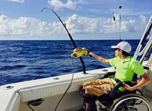 Antes de pegar o peixão, Logan é visto usando a vara elétrica que o ajudou na pescaria (Foto: Hunter Mills/Florida Keys News Bureau/AP)