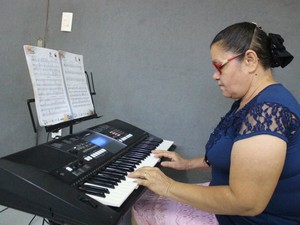 Dona Francisca é aluna de teclado do Projeto Música Para Todos (Foto: Samantha Rodrigues/ G1 Piauí)