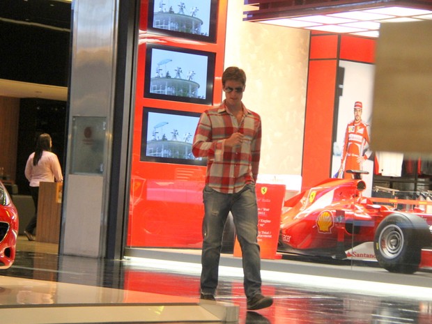 Jonatas Faro em shopping no Rio (Foto: Daniel Delmiro/ Ag. News)