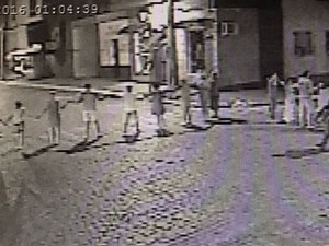 Imagem de câmera de segurança mostra o cordão humano em assalto em São Sepé (Foto: Reprodução) Imagem de câmera de segurança mostra o cordão humano em assalto em São Sepé (Foto: Reprodução)