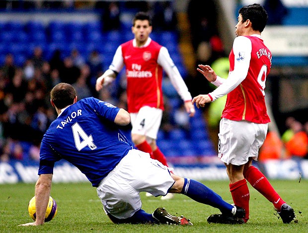 Eduardo da Silva lesionado partida Arsenal 2008 (Foto: Reuters)