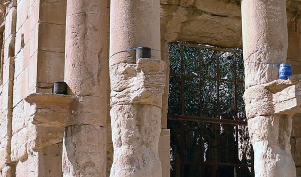 Foto sem data divulgada no dia 25 de agosto em uma rede social usada por militantes do Estado Islâmico mostra explosivos presos a colunas do templo de Baalshaminm, de 2 mil anos de idade, destruído pelo grupo terrorista em Palmira (Foto: Conta do Estado Islâmico nas redes sociais via AP)