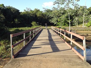 Ponte usada para acesso à pista de caminhada. (Foto: Monique Almeida/G1)