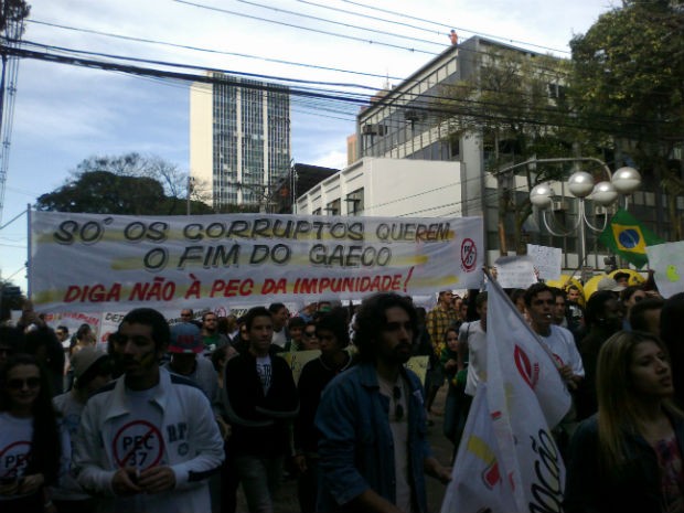 Os manifestantes protestaram contra a aprovação da PEC 37 (Foto:  Isabela Franco)