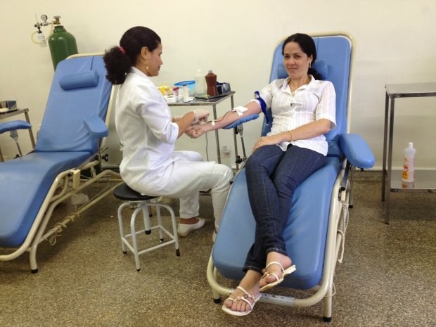 Amostras de possíveis doadores são coletadas pela Fhemeron (Foto: Paula Casagrande/G1 RO)