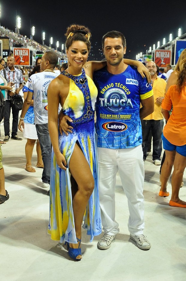 Juliana Alves e o namorado em ensaio técnico (Foto: Roberto Teixeira/EGO)