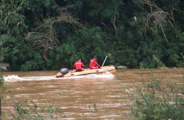 Bombeiros buscam por 3 jovens que desapareceram no rio no sábado (3) (Foto: Jardel Martinazzo/Jonal A Semana)
