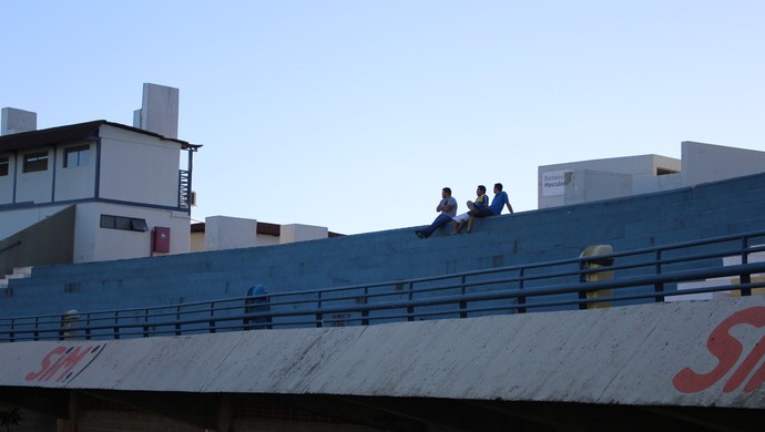 Torcedores acompanharam o treino do Palmas no estádio Nilton Santos (Foto: Nelio Soares/GloboEsporte.com)