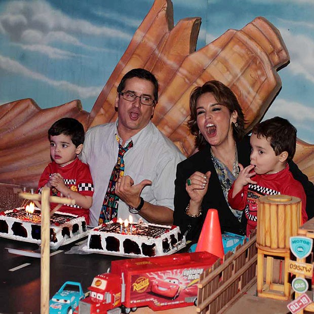 Suzy Rêgo e a família (Foto: Orlando Oliveira/AgNews)
