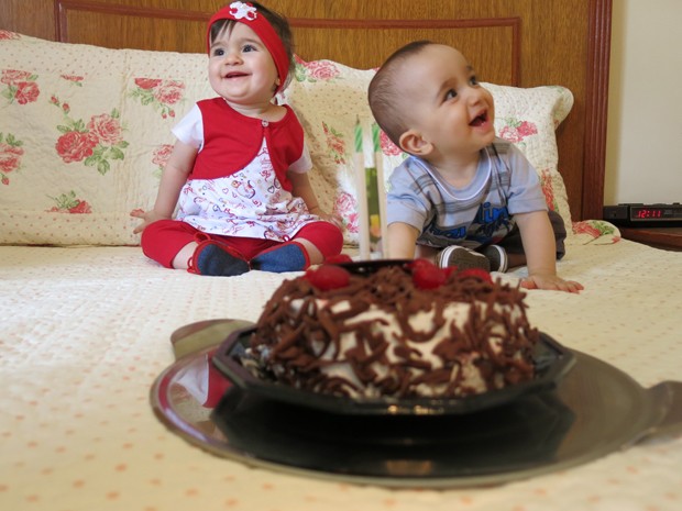 Gêmeos e o bolo para comemorar o primeiro ano de vida (Foto: Mariane Rossi/G1)