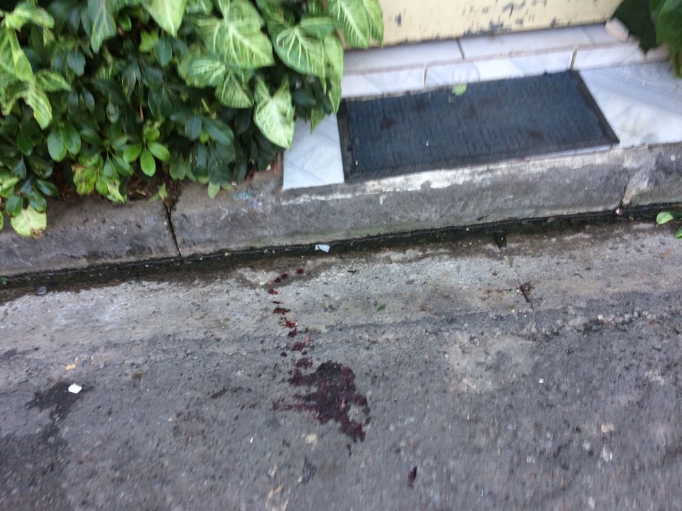 Mancha de sangue na Rua Professor Nina Stocco (Foto: Kleber Tomaz/G1)