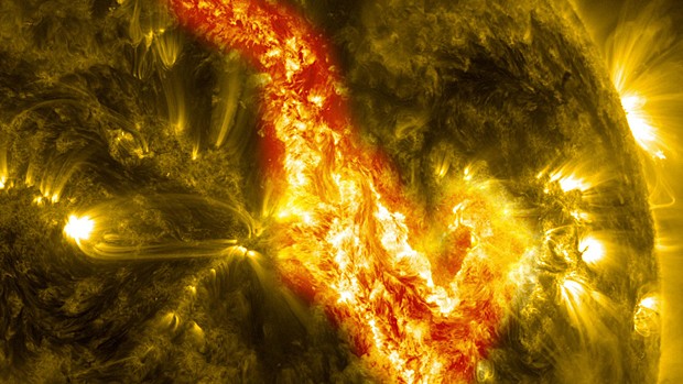 Imagem da Nasa feita entre os dias 29 e 30 de setembro mostra erupo solar (Foto: Nasa/AFP)