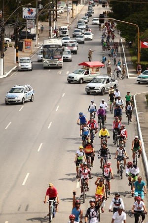 Ciclistas desceram pela Avenida Fernandes Lima até a Praça Centenário (Foto: Jonathan Lins/G1)