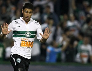 Leonardo gol Coritiba (Foto: Geraldo Bubniak / Ag. Estado)
