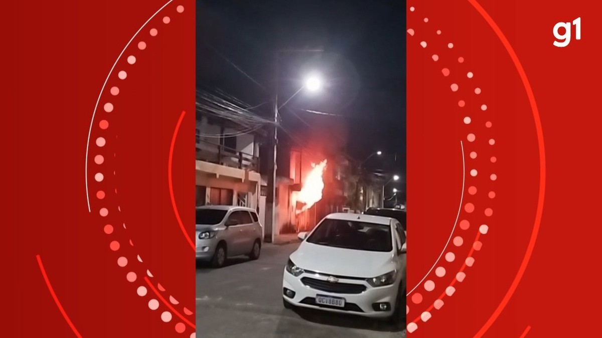 Incêndio em casa se aproxima da rede elétrica e assusta moradores de